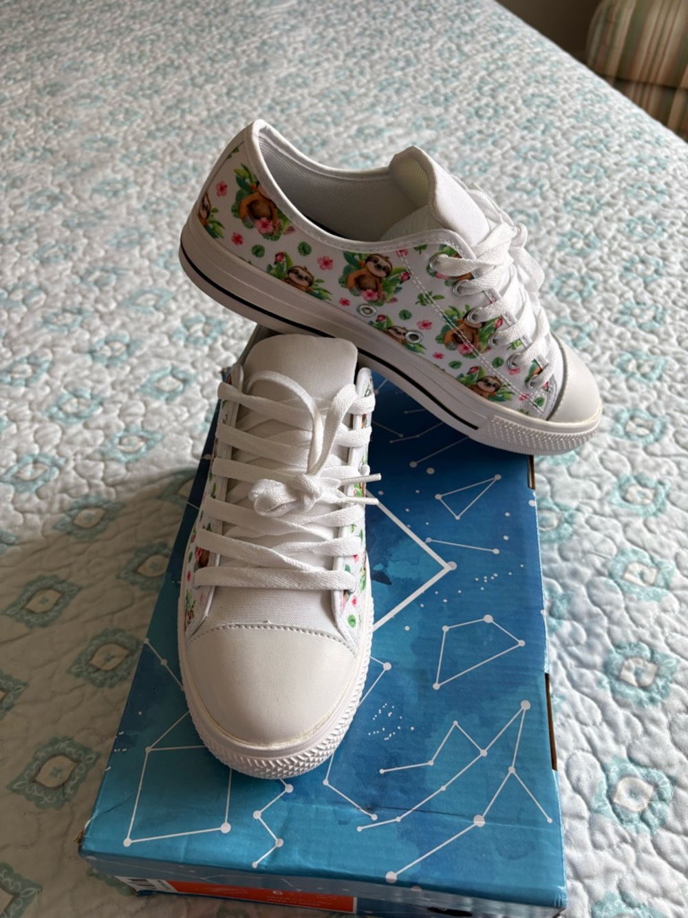 NWT Sloth floral print Size 6 White Low-Top Sneakers
